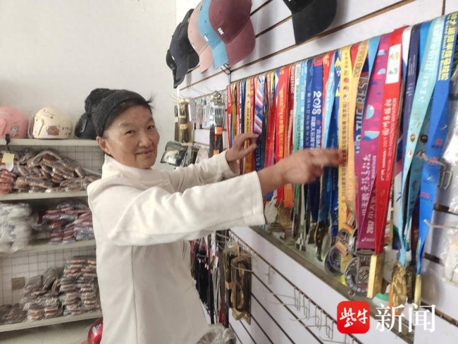 六旬大妈晨跑勇救跌倒八旬老人，展现人间真情与爱心