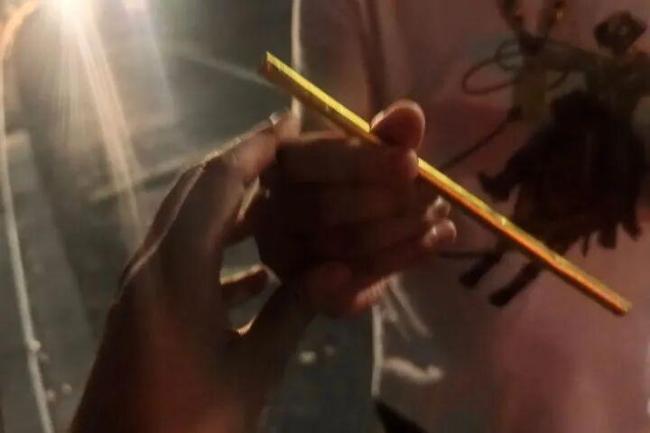 男子100克黃金吸管喝奶茶 價(jià)值10萬(wàn) 黃金吸管意外丟失