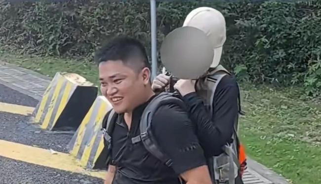 女子登山崴脚 小伙徒步3公里将其背下山