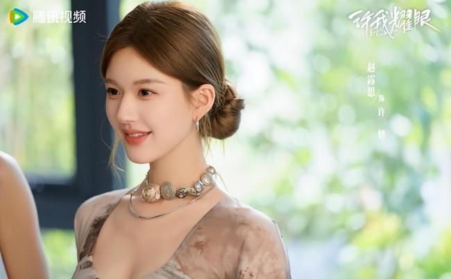 迪丽热巴大女主排面 天生贵气千金首选