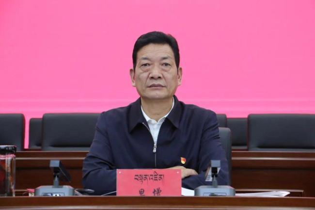 厅官旦增被留置当日还在收礼