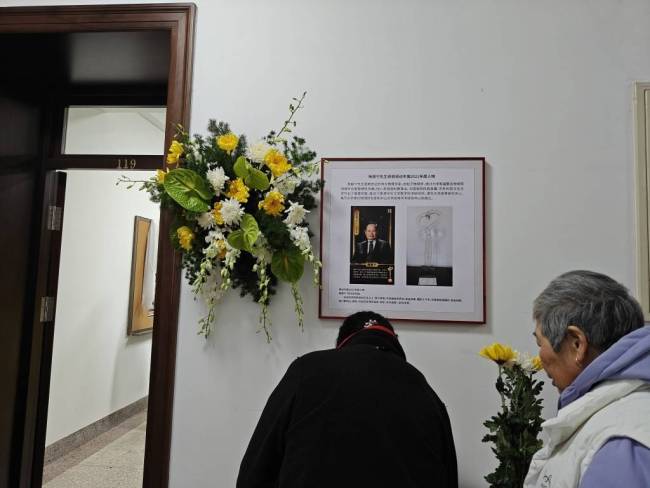 朝晨杨振宁惦记室外多东说念主恭候开门 各界东说念主士深情送别