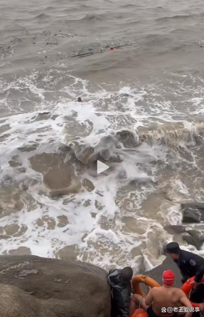 大哥跳海救人险被离岸流卷走 四次下水头破血流