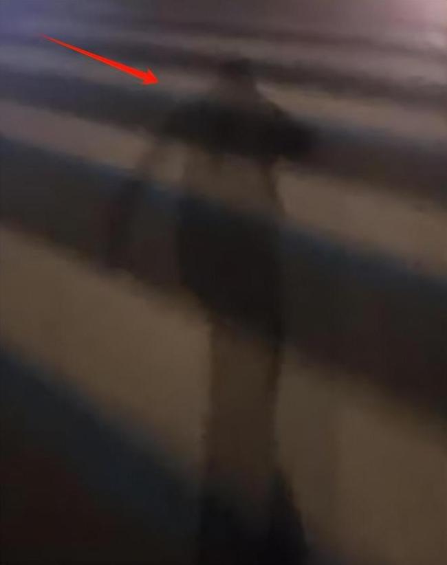 4名外卖小哥救下吵架轻生情侣 深夜街头的生死时速