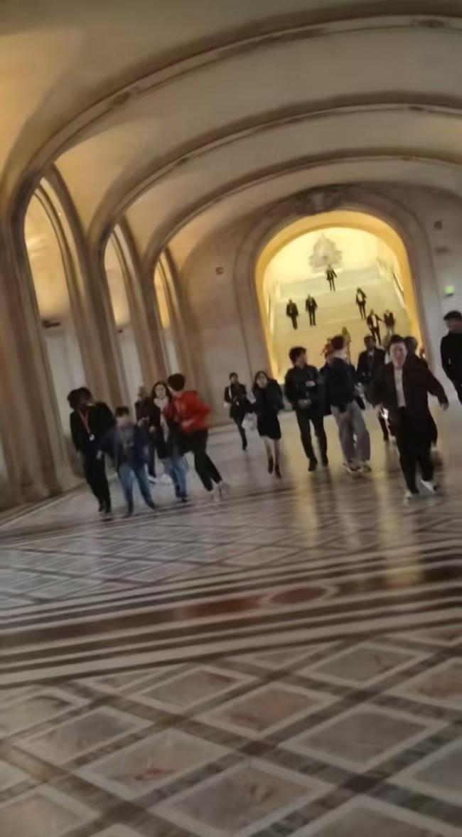 中国游客拍到卢浮宫盗窃案事发现场 现场视频引百万关注