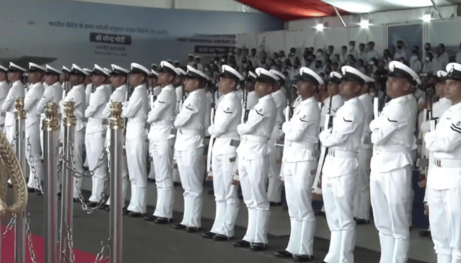 莫迪赞印航母名字震慑巴基斯坦 展示海上雄心