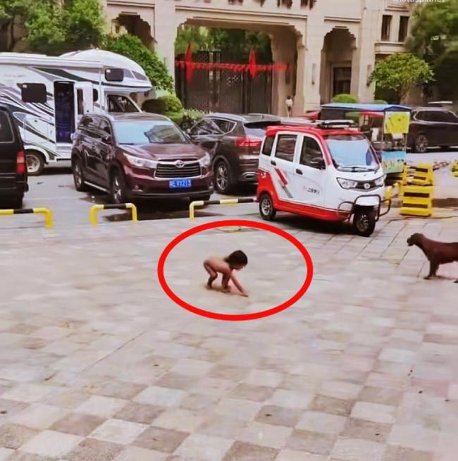 野东说念主小孩家庭有2个男孩 特有陶冶形势引争议