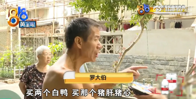 大爷把房子让给40多条狗住 养狗为善事！