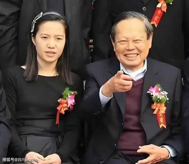 市民持多份杨振宁逝世当日报纸来悼念 一代巨匠谢幕引发全球哀思