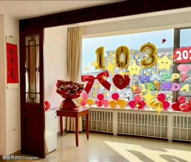 市民持多份杨振宁逝世当日报纸来悼念 一代巨匠谢幕引发全球哀思
