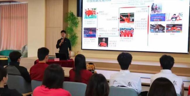 全红婵参加体教融合挂牌仪式 久违露面惊喜连连