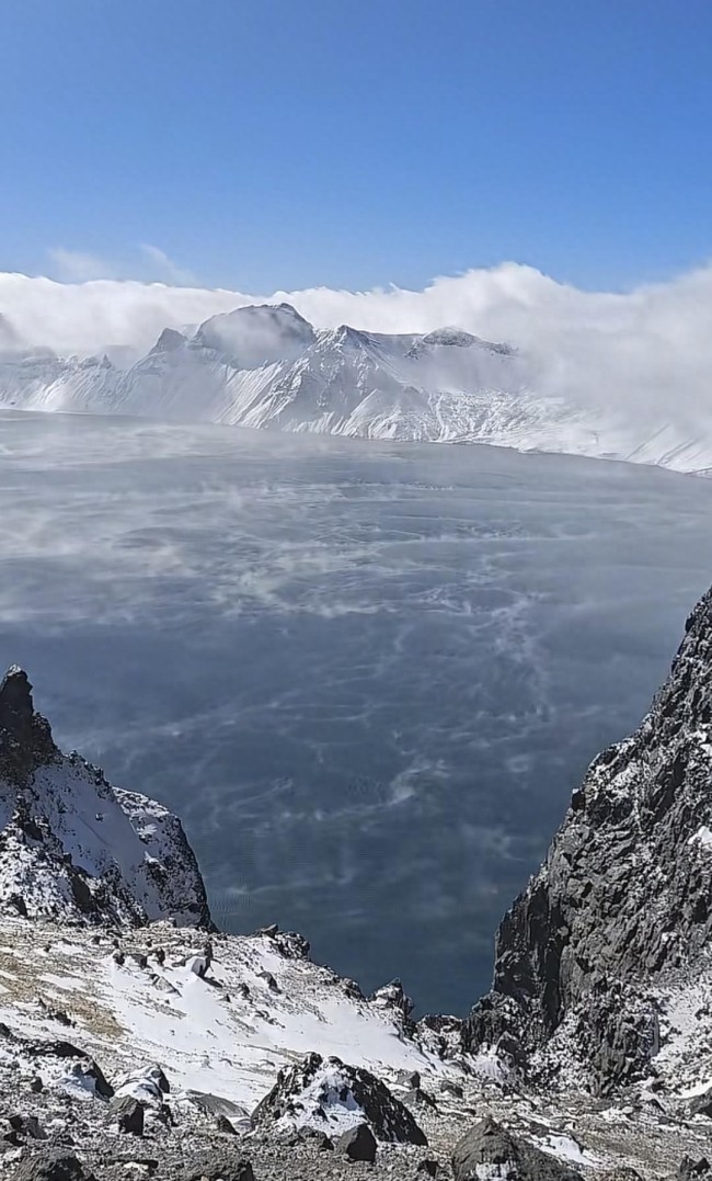 长白山天池“开锅”了：湖面上蒸汽腾腾