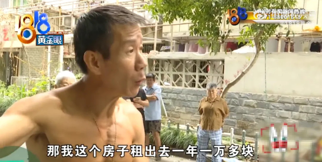 大爷把房子让给40多条狗住 养狗为善事！
