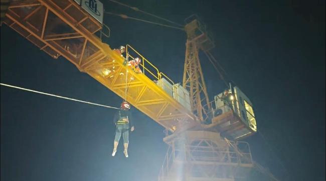 42米高塔吊上消防员救下昏迷司机 高空救援惊心动魄
