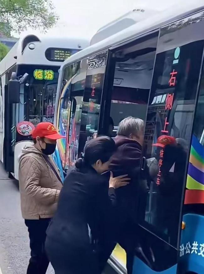 山西临汾公交车站现“站台主理人”