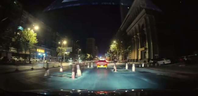 遼寧沈陽一路段出現(xiàn)大量路障 網(wǎng)友熱議“跑跑卡丁車”路