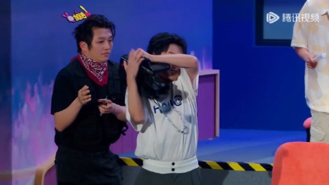 大张伟演唱会这场“重逢戏”也太会玩了!分手十年的情侣在大张伟演唱会偶遇