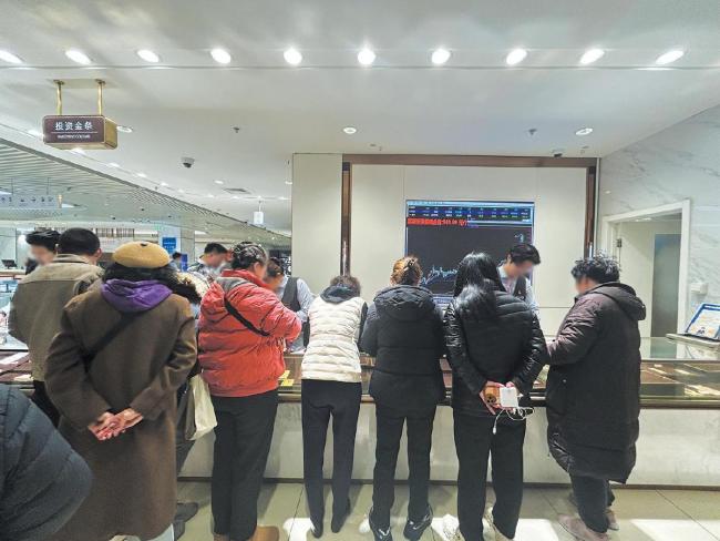 大爷大妈挤爆金店囤金