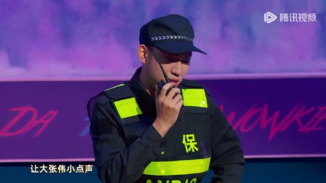 大张伟演唱会这场“重逢戏”也太会玩了!分手十年的情侣在大张伟演唱会偶遇