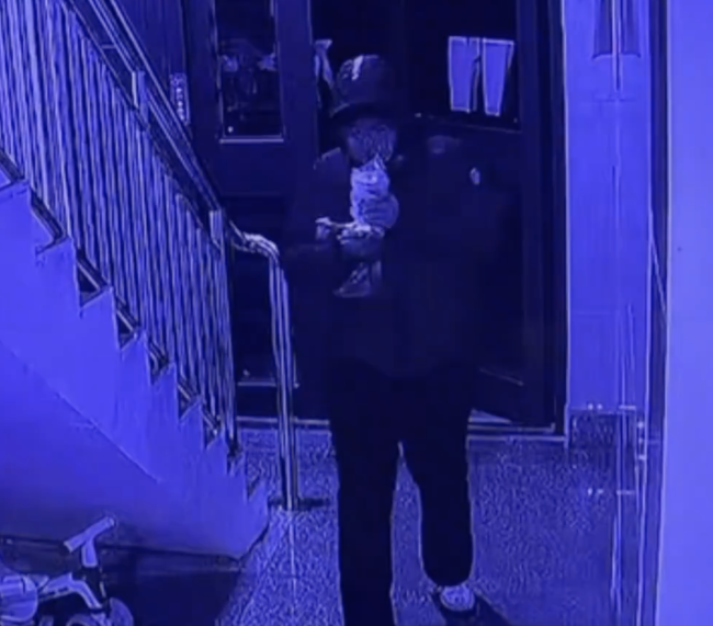 外卖小哥偷喝顾客饮料解释称洒了