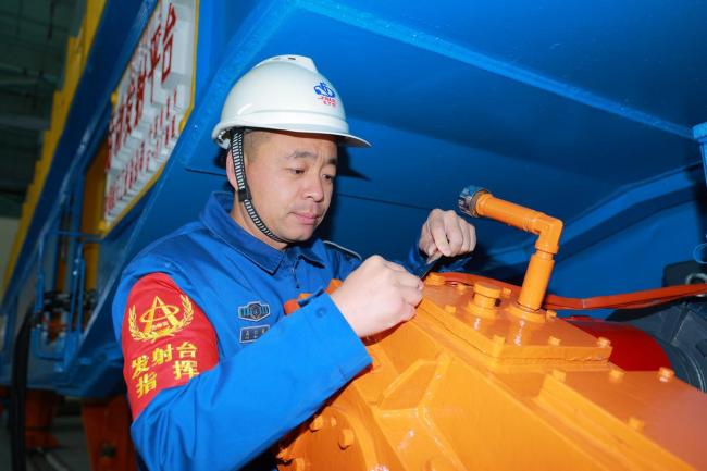 航天工匠与800吨“伙伴”的神舟之约 21年的默契守护
