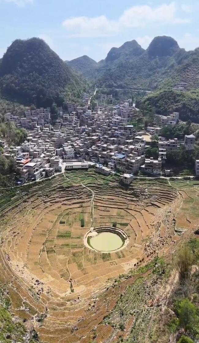 广西崇左“小色达”天坑积水变湖泊 独特景观引关注