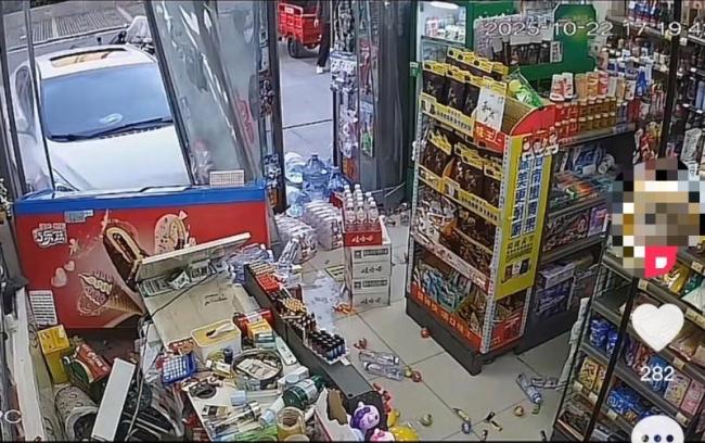 店主回应轿车冲进便利店