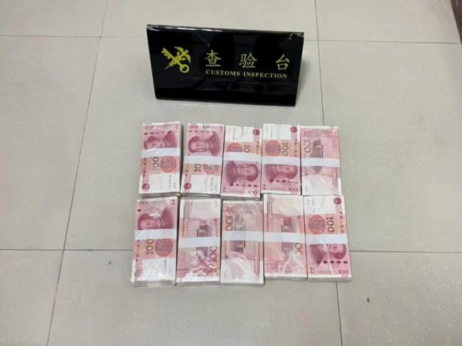 一名深圳女子携带20万元出国被海关扣押。其超出