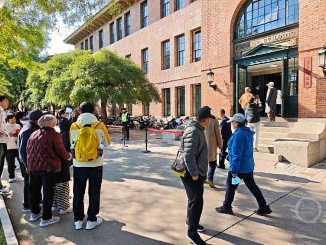 北大87岁院士排队等待送别杨振宁 各界人士深情缅怀