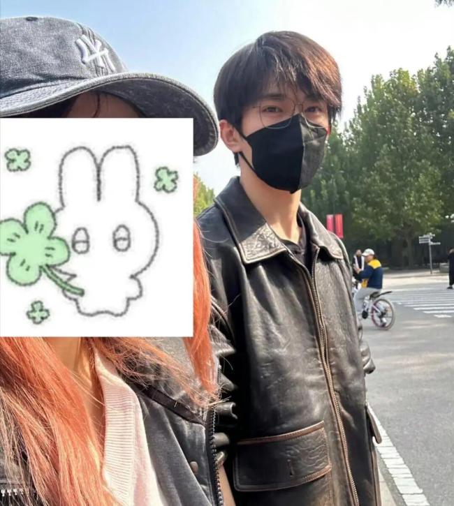 易烊千玺毕业伴手礼交换了粉色毛巾 弥补青春遗憾