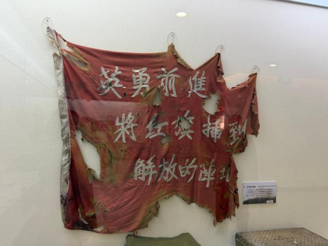 一面布满381个弹孔的战旗