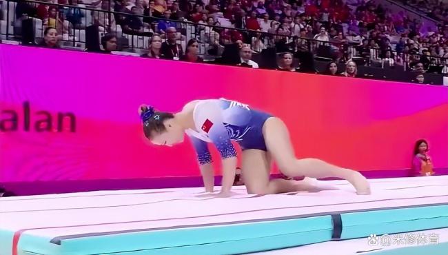 中国老将失误摔倒!第一跳0分情绪崩溃,教练及时帮她退赛 梦想首秀遗憾收场