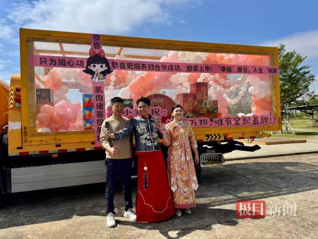 肥娟夫妇补办婚礼网友坐了近10桌 湛江美食盛宴庆贺