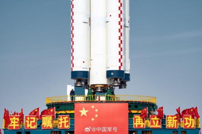 神舟二十一号已就位！船箭组合体转运大片来了