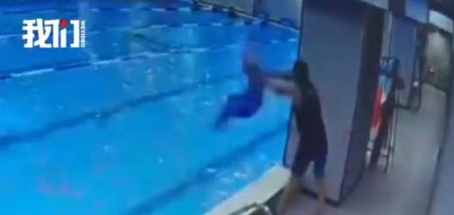 游泳教练抱摔女童致其耳软骨断裂