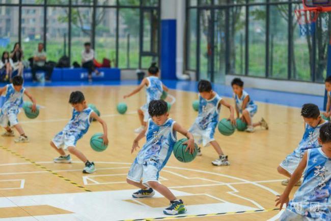 河南一幼儿园“硬核”体能课走红 网友喊话全国推广