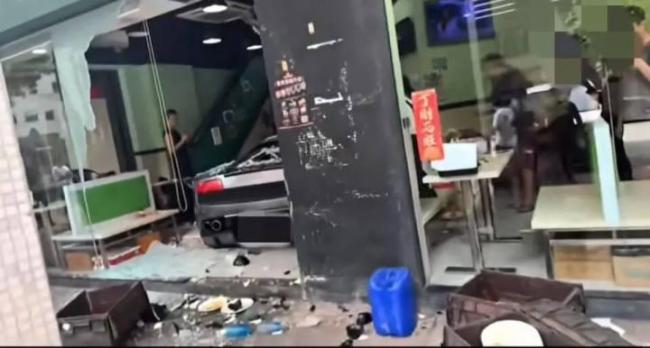 澳門(mén)一輛跑車(chē)沖進(jìn)茶餐廳 六人受傷司機(jī)誤踩油門(mén)