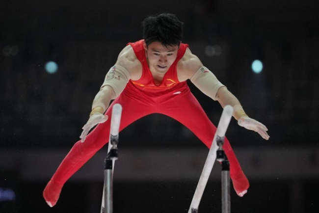 体操世锦赛双杠决赛,邹敬园冲击历史第一人!侍聪单挑6强敌