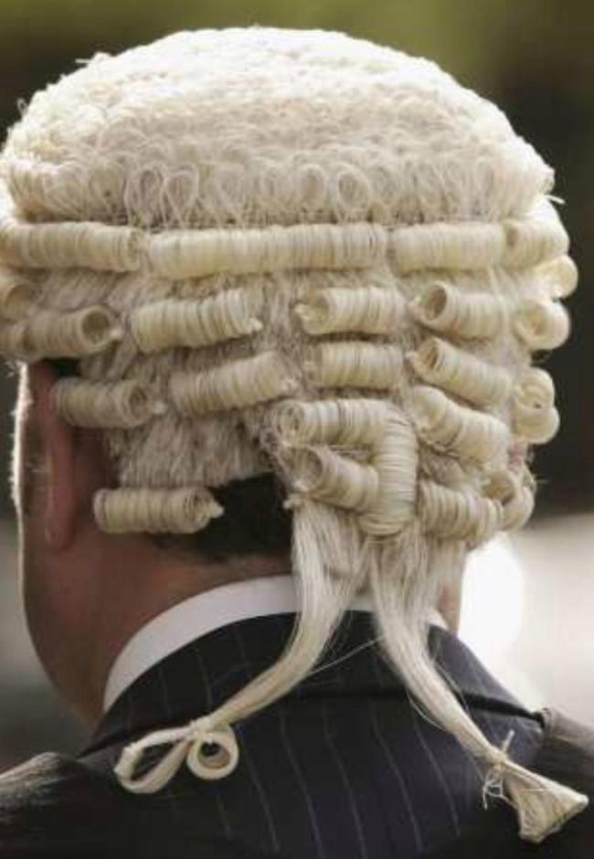 英國律師結(jié)束刑事法庭戴假發(fā)傳統(tǒng) 文化敏感度爭議