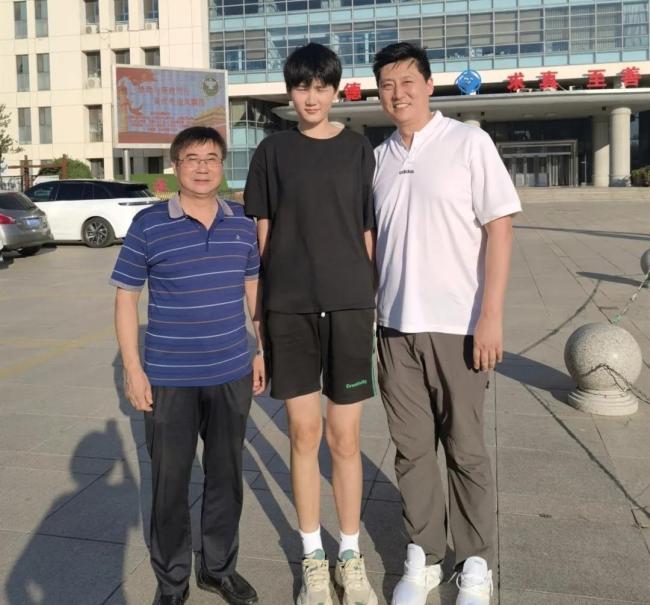 15岁女篮新星柏荷雨欣轰28 34成篮板王