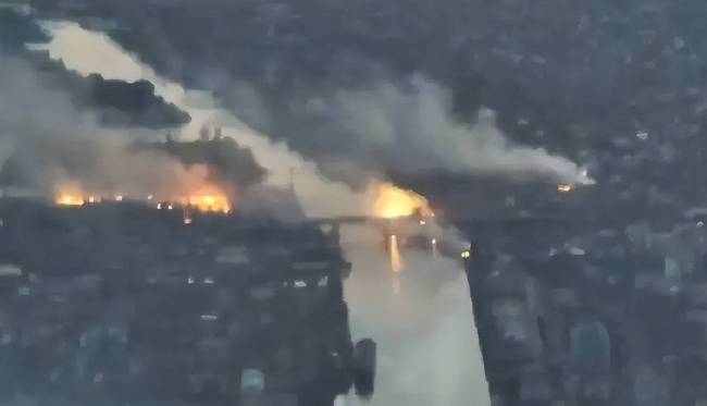 俄军大规模炮轰赫尔松沿岸 夜战火光映战场