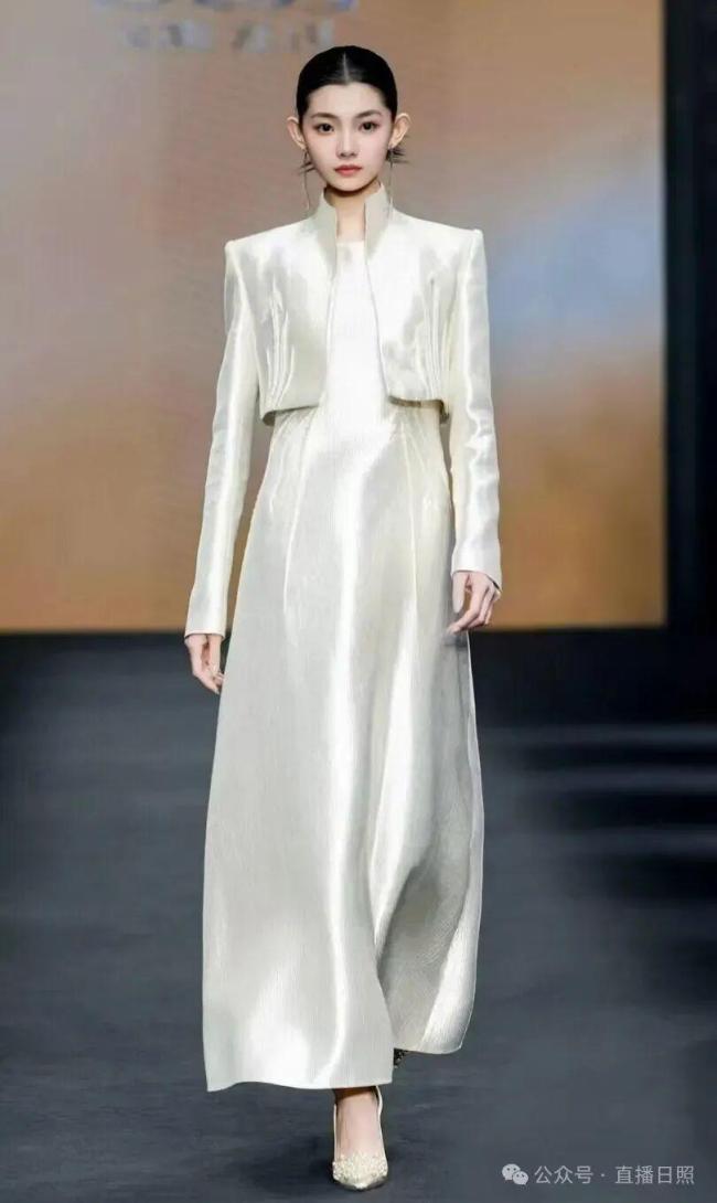 趙娜成環(huán)球小姐中國總冠軍 優(yōu)雅智慧展風(fēng)采