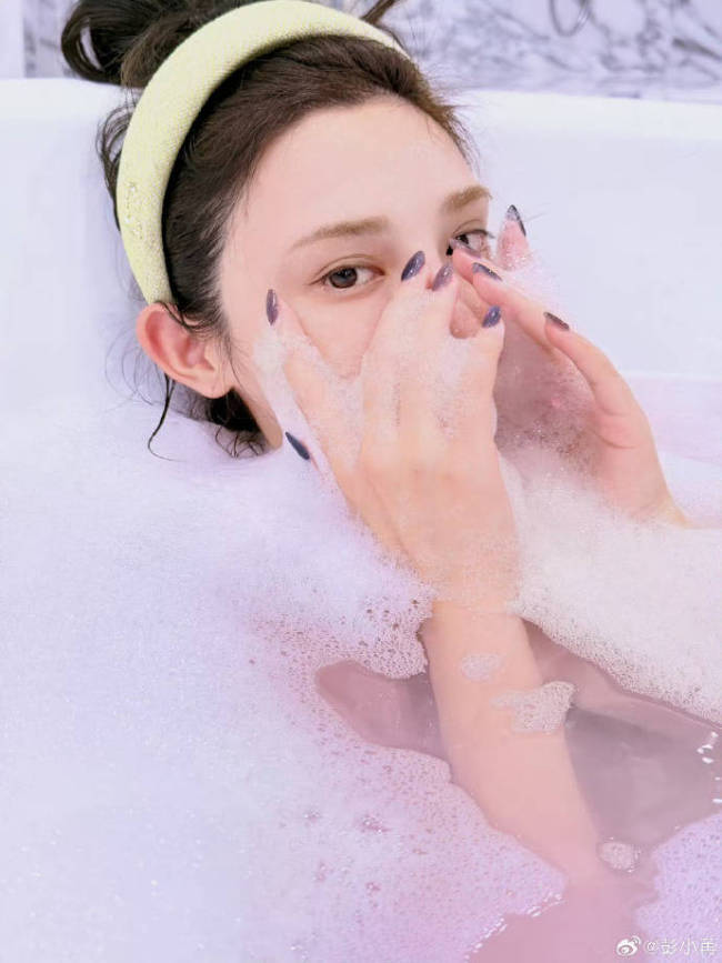 彭小苒破万福利九宫格出浴照 视觉与诚意的双重献礼