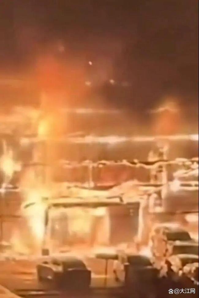 安徽一4S店凌晨燃起大火 店方回应 展厅车辆受损严重