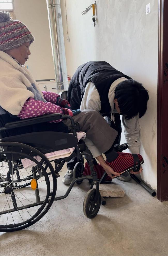 不想母亲被困在床上带她看世界 改造房车开启旅程