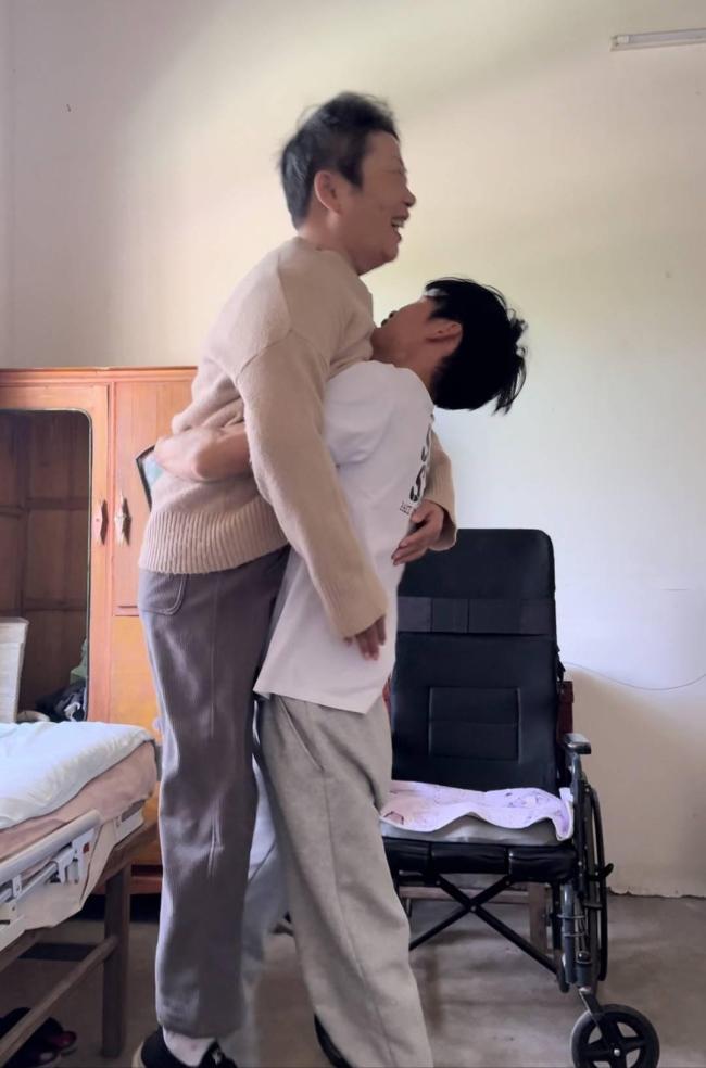 不想母亲被困在床上带她看世界 改造房车开启旅程