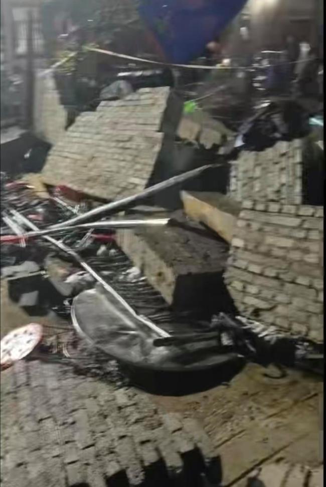 村民办丧事围墙倒塌 6名吊唁者身亡 悲剧背后的隐患