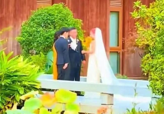 刘欢33岁女儿在重庆举行婚礼 幸福时刻引热议