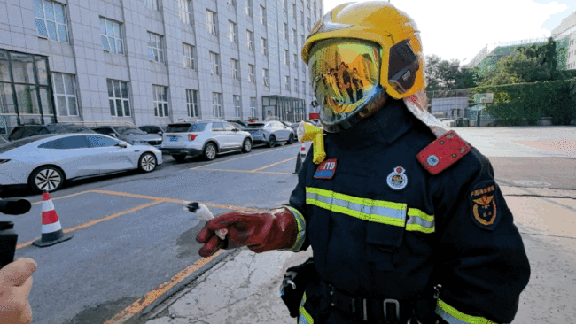 一瞬间手被烧黑 只因忽视这个充电细节!