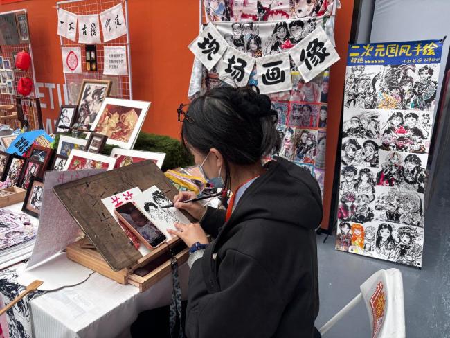 00后好意思术生毕业摆摊日入过千:用水墨手绘二次元国风画像